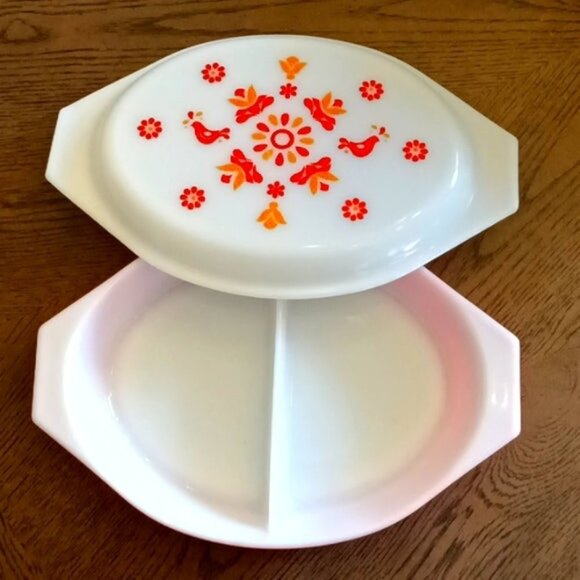 Vintage Pyrex Friendship Pattern 1.5 Quart Divided Casserole Dish with White Lid - Picture 3 of 11